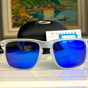 Holbrook Oakley (Low Bridge Fit) Lunar Year Collection Frosted frame.🕶️☀️